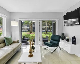 340A - Boca Retreat w/ Pool, Parking, Near Evert Tennis & Shops - Boca Raton - Living room