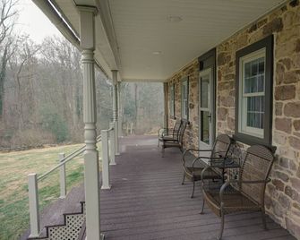 Restored Historic 3-Bedroom Stone Farmhouse north of the quaint town of Denver - Denver - Balkon