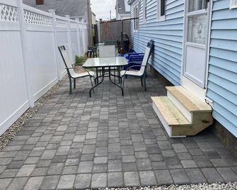 Seabrook 136 Franklin St Front Unit Steps to Beach-June 16-28 - Seabrook - Patio