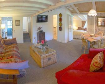 Lamb and Lion Inn - Barnstable - Living room