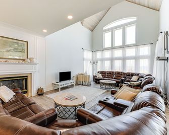 Steps to Shore: Spacious Bethany Beach Retreat - Bethany Beach - Living room