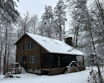 Log Cabin 1.6 Miles from Newfound Lake! Pet Friendly! Sleeps up to 10 - Bristol - Edificio