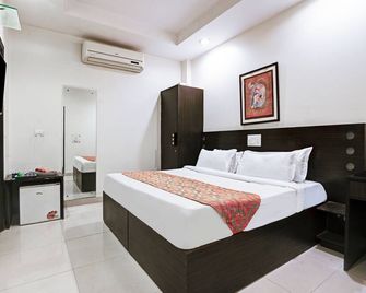 Hotel Amby Inn By Quadis - Lajpat Nagar - New Delhi - Bedroom