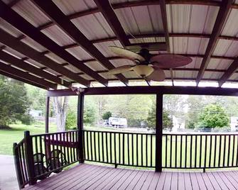 Nice and Cozy. House ~12 mins to Atlanta International Airport (approximately) - Union City - Balcony