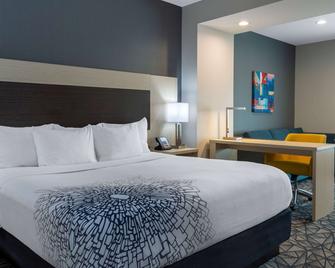 La Quinta Inn & Suites by Wyndham Shorewood - Shorewood - Bedroom