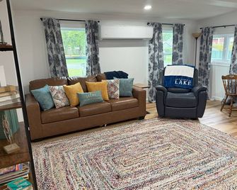 Steps to Beach - 3br-2ba Gem! - Sylvan Beach - Sala de estar