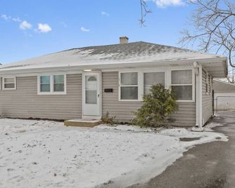 Charming 3 bed 1 story Home near Naval Base - Waukegan - Building