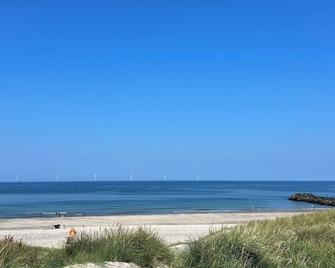 Captains house 300 meters from the sea. Spectacular view, autenticitet and space - Harboøre - Playa