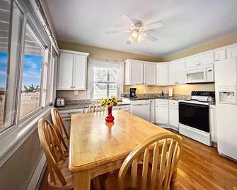 Fantastic Water Views, Bay Beach, Pet Friendly - Spray Beach - Cocina