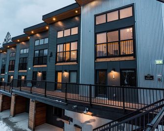 Basecamp Resorts Revelstoke I Micro-Suite (Dog Friendly) - Revelstoke - Budova