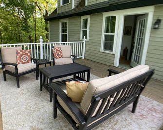 Vintage Inn at Veritas Estate - South Haven - Patio