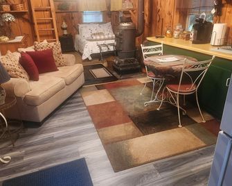 Private Rustic 1 Bedroom Cabin - East Syracuse - Living room