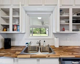 Charming 2-bedroom house in Bossier City & Barksdale Air Force Base - Bossier City - Kitchen