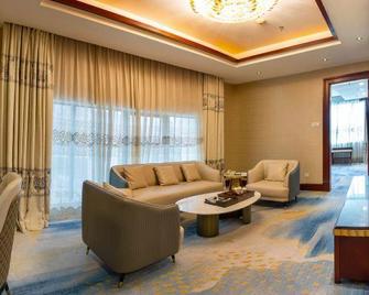 Yijian Holiday Hotel - Zhuhai - Living room