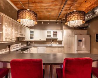 Nyc Style Loft In Downtown Regina - Regina - Kitchen