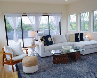 10 min Walk to Sagaponack Beaches - Sagaponack - Living room