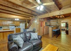Family-Friendly Afton Cabin with Spacious Yard! - Greeneville - Living room