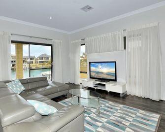 Canal Sunset- Pool Table, Wifi, Cinema Room - Mandurah - Soggiorno