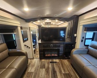 Spacious RV for Short/Long Term Rent - Okeechobee - Living room