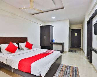 OYO 24135 Hotel Anand Inn - Vapi - Bedroom
