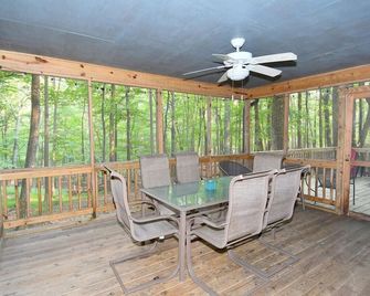 Autumn Wings - Propane Grill, Wifi, Kid Friendly, King Bed, Games, Screen Porch, Pool Access, Hiking - Berkeley Springs - Balcony