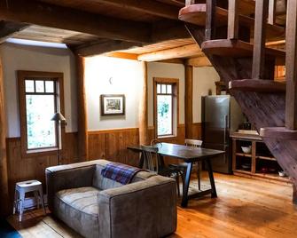 the legendary Wildwood Cabins - Cabin 4 - Bowen Island - Living room