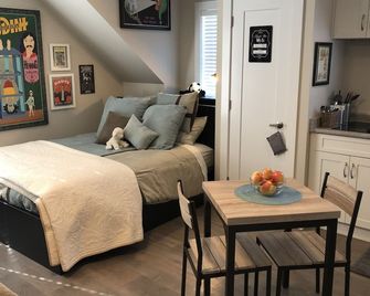 Welcome to the Magish-Inn! Enjoy a unique stay at our quaint, magical getaway - Mission - Bedroom