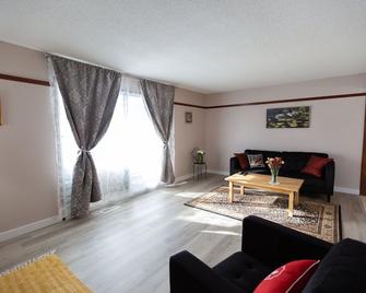 Central, 2 bedroom King/Queen, Semidetached House in French Quarter - Edmonton - Living room
