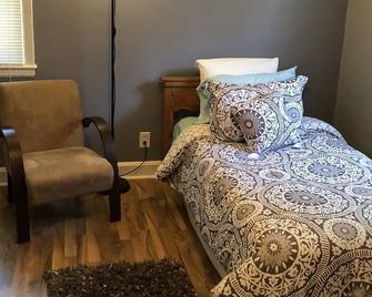 Renovated 60's Bungalow 8 minutes from downtown Charlotte - Charlotte - Bedroom