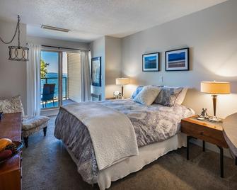 Great Price !! Oceanfront , outdoor pool & hot tub Fall SPECIAL 155.00 a night - Ladysmith - Bedroom