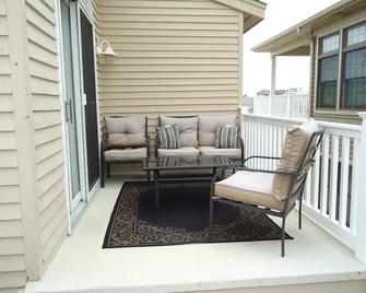 Beautiful Townhome Located Near The Beach In Beach Haven, - Beach Haven - Balkon