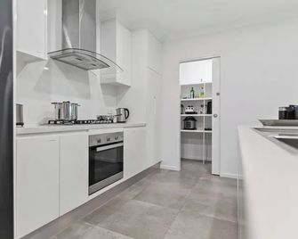 Trinity Oasis Spa Bbq Family Retreat - Cairns - Cocina