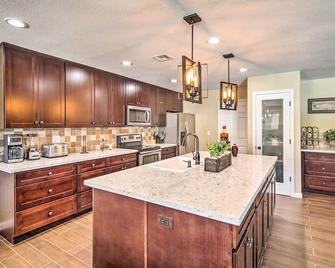 Lake Havasu Home with Pool, Near London Bridge! - Lake Havasu City - Køkken