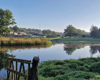 Grottbyn - Skånes Djurparks Camping - Hoor - Gebouw