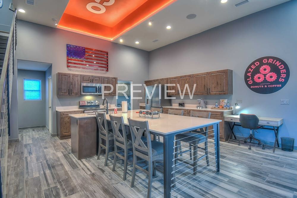 Modern Gasoline Alley w/Hot Tub & 3 King Beds - ألبوكيركي - غرفة طعام