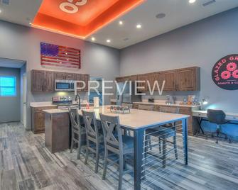 Modern Gasoline Alley w/Hot Tub & 3 King Beds - ألبوكيركي - غرفة طعام