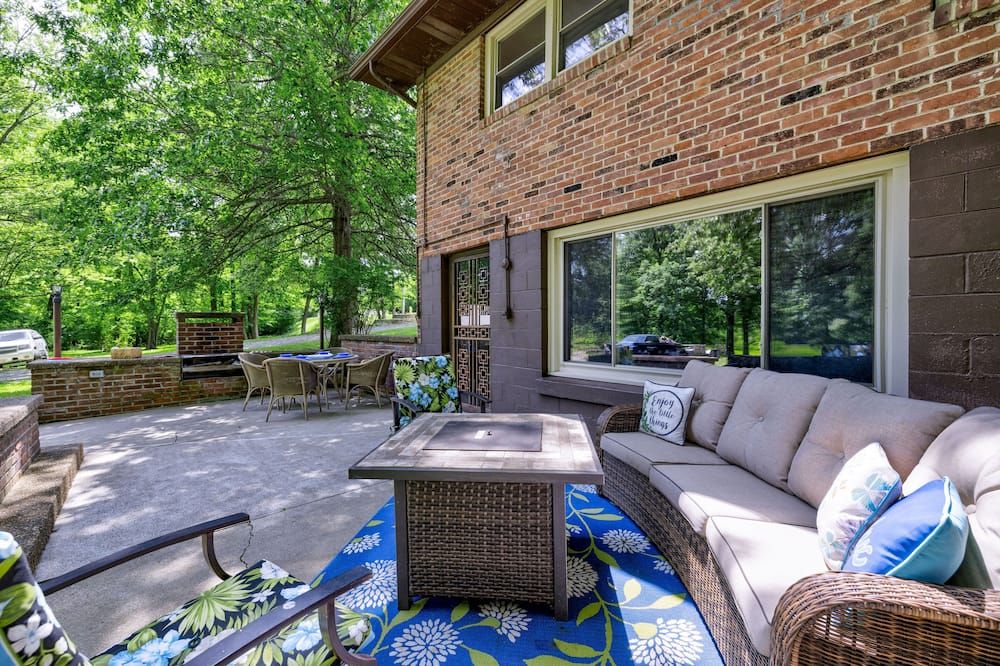 Spacious home with basement. City park steps away. Cleaning fee included. - Madisonville - Binnenhof