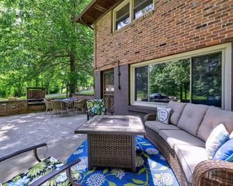 Spacious home with basement. City park steps away. Cleaning fee included. - Madisonville - Patio