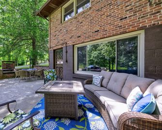 Spacious home with basement. City park steps away. Cleaning fee included. - Madisonville - Binnenhof