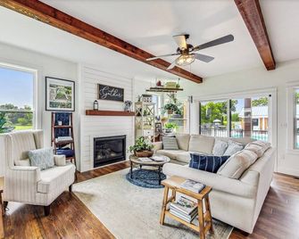 Large Private Farmhouse Close to Skiing! - Lake Geneva - Living room