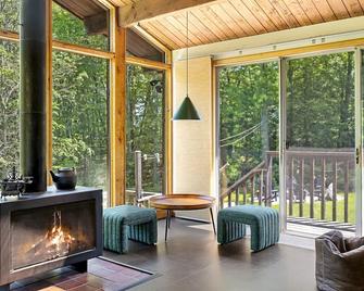 The Connecticut Chalet - On 5 Acres! - Southington - Living room