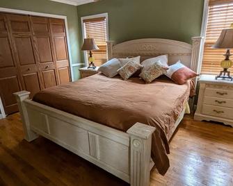 Spacious 4-bedroom house in peaceful Green Bay with AC, Free Wi-Fi - Грін-Бей - Спальня