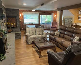 Sunset Waters -Goodyear Lake - hot tub, swimming ,fishing. paddle sports - Maryland - Living room