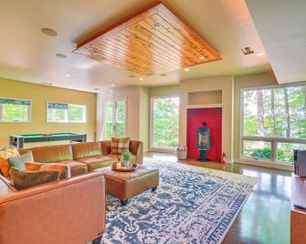 Lakefront Roxboro Home w/ Private Dock! - Roxboro - Lounge