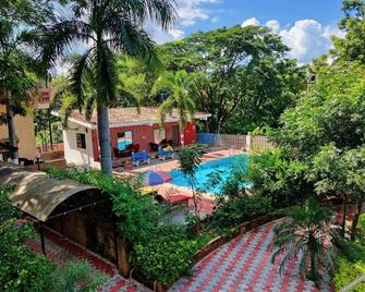 Button Eyes Resort - Pet friendly - Hyderabad - Pool