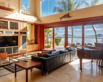Sea Breeze Manor - Ocean Views from most rooms! AC - Kaneohe - Living room