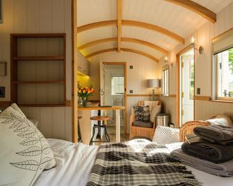 Piano Forte - a delightful rural shepherd hut & hot tub available ! - Thetford - Living room