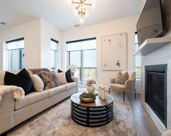 2 Bedroom Condo in Fenelon Falls on the Lake! - Fenelon Falls - Living room