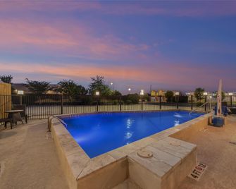 Best Western Green Oak Inn & Suites - La Vernia - Piscina