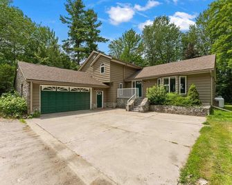 Lakeside Gem: Large 5 Bed 3 Bath Haven in Bancroft! - Bancroft - Building